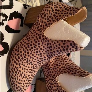 Leopard heel shoes 8.5 size NEVER WORN